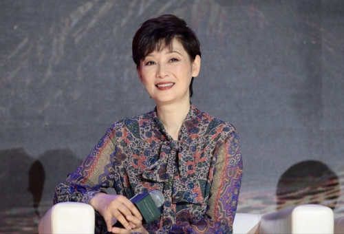 妈妈辈的徐帆真优雅脸上皱纹挺真实花裙子盖不住端庄气质