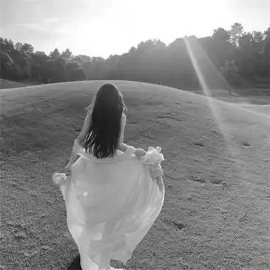 女生唯美背影黑白头像