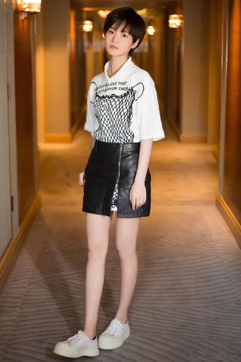 乔英子风格大变?19岁李庚希短发搭配清新私服,剧外穿成少女典范