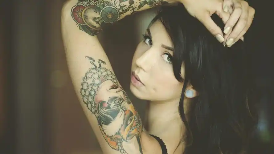 布鲁内特与手臂纹身壁纸