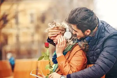 年轻情侣约会图片