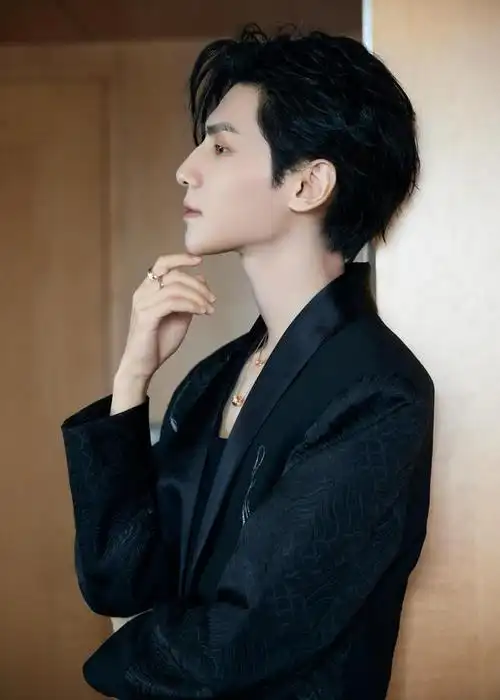 罗云熙今日杜莎蜡像馆活动造型look……|罗云熙_新浪新闻