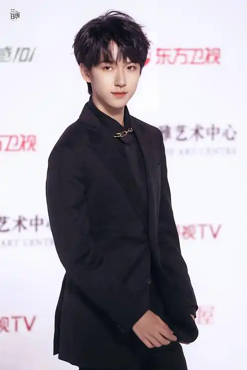 贺峻霖黑色西装造型气质好绝少年初长成期待一会舞台