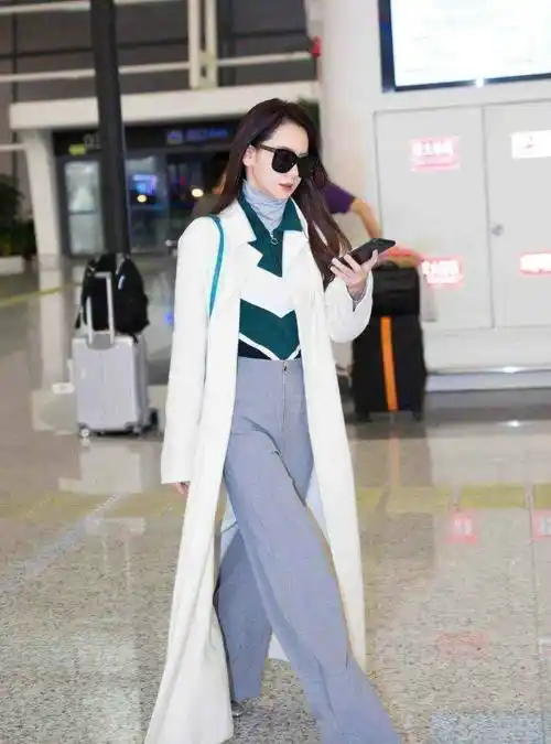 戚薇在穿衣方面真的很有品位,即使是在冬天,她也能巧妙地保持着高雅