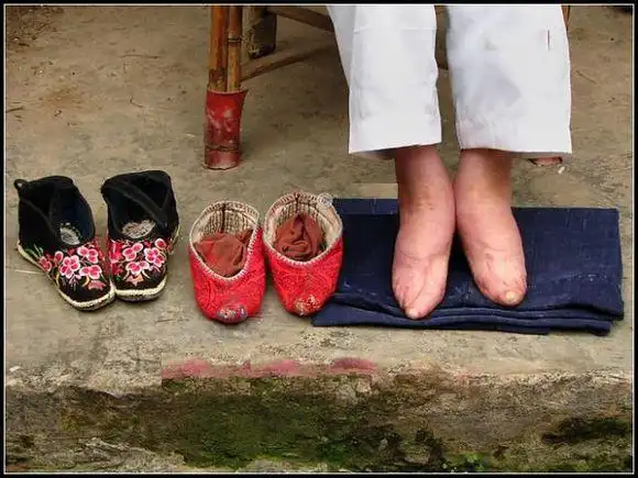 裹脚的图片长什么样(女人裹小脚吗)