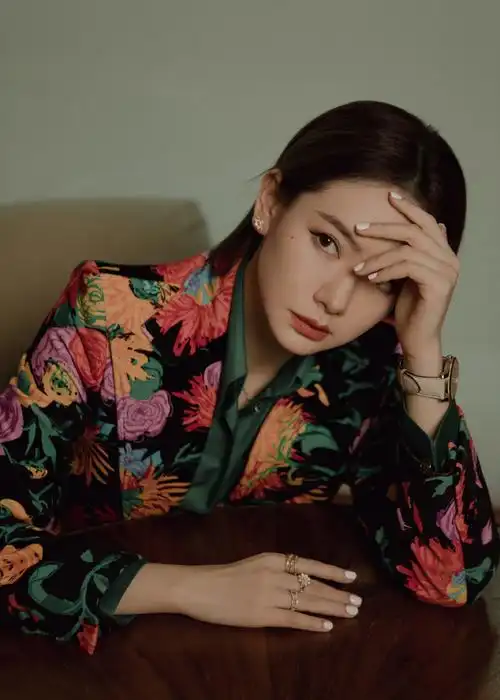 > 戚薇复古花纹西装酷飒写真图片(2/10)