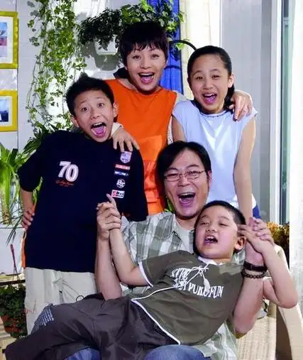 情景喜剧一般有固定的主演阵容,一条或多条故事线,围绕着