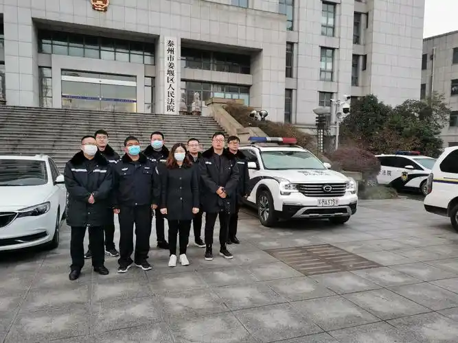 清晨7点,姜堰法院执行干警集结完毕,在执行局孙剑副庭长的带领下奔赴