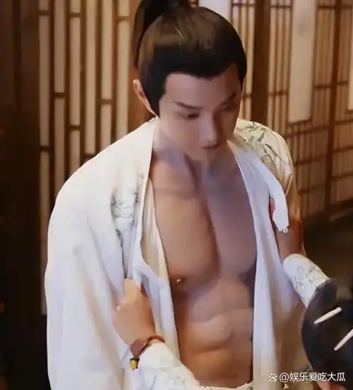 然而,不知是不是腹肌衣沾了水的原因,任嘉伦胳膊两侧差异相当明显