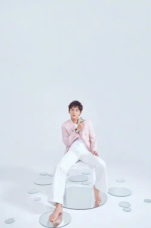 简介:张哲瀚酷帅时尚杂志写真高清图片,分享一组张哲瀚图片给大家,图