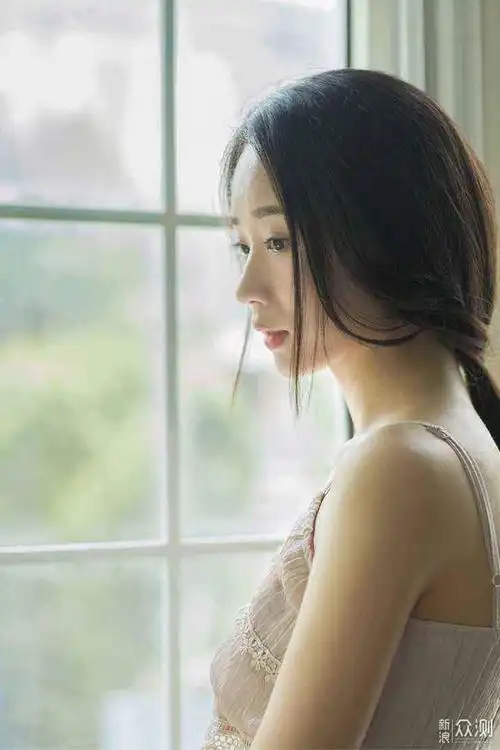 不同的人有不同的特点,在拍侧脸的时候,你需要找到属于你的最美打开