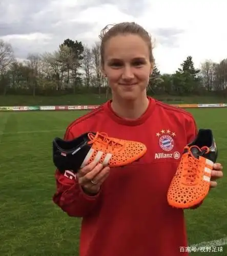 在拜仁女足的首个赛季,米德玛就率领球队以不败战绩夺得德国女足联赛