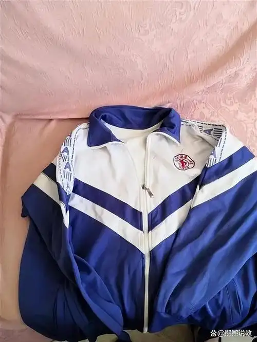 之所以会这样,主要还是因为我国的校服设计普遍比较丑