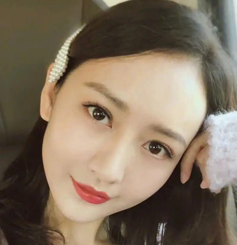 王鸥晒化妆照,精致的五官稍加修饰,楚楚动人