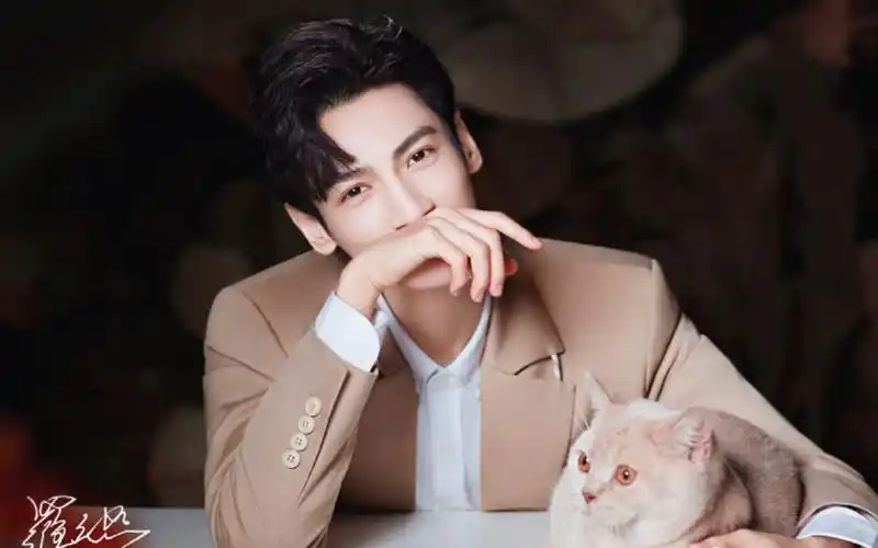 小说里的腹黑霸总瞬间有脸了,熙熙现代装妥妥的轻松驾驭【罗云熙】