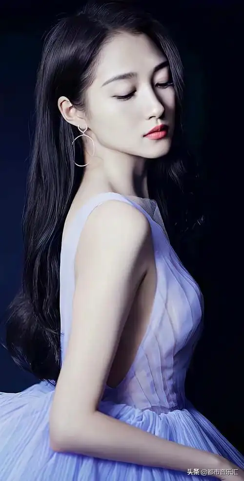 随风飘动的长发令我屏住了呼吸_手机壁纸_明星美女手机壁纸_我要个性