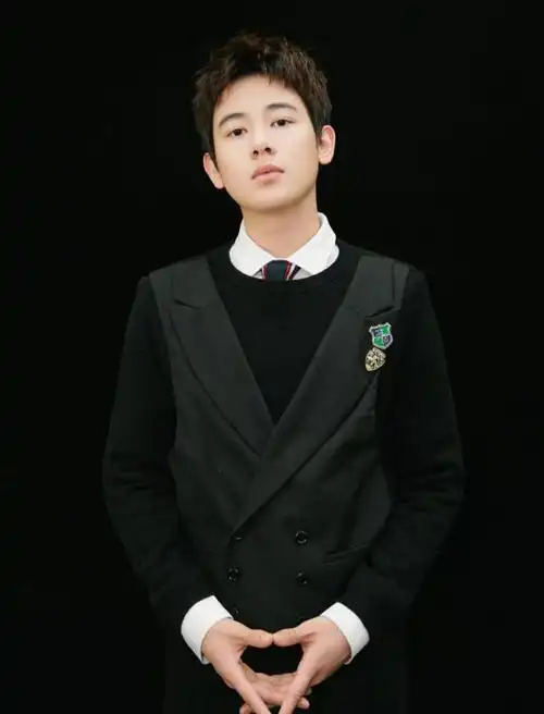 胡先煦超可爱,针织衫搭马甲现身活动,镜头前校园少年范十足