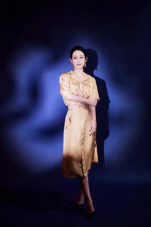 真#@秦海璐分享的这组穿搭看起来好温暖呀好气质加上穿着针织衫读书