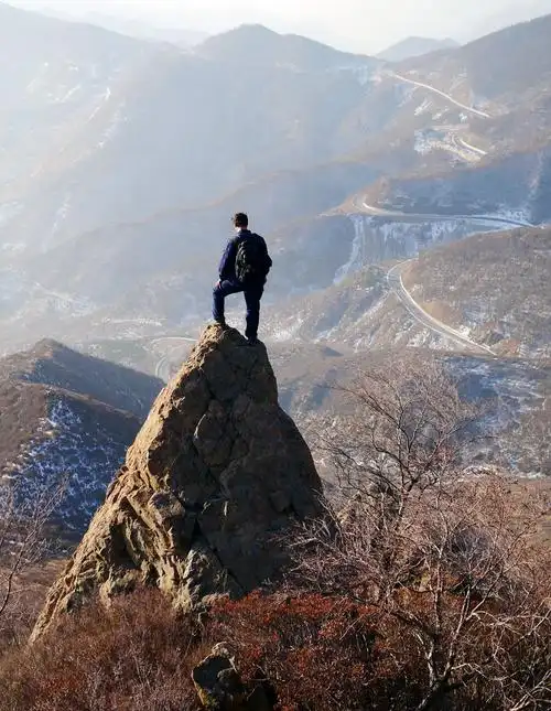 ta户外大家站在高山之巅遥指远处无边蓝天白色的小五台山有种莫名的