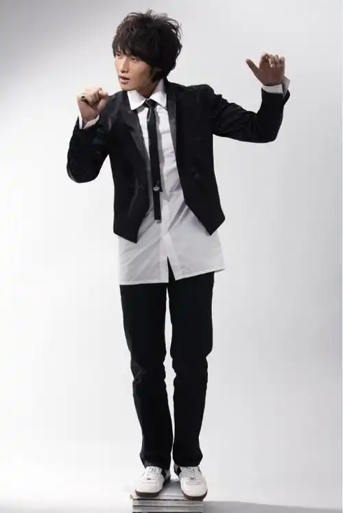 p>宇桐非,河南商丘人,中国内地男歌手,制作人,演员.