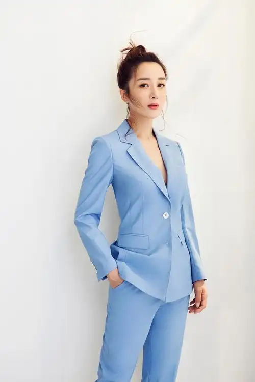 李依晓魅力西装造型曝光简单干练气质优雅