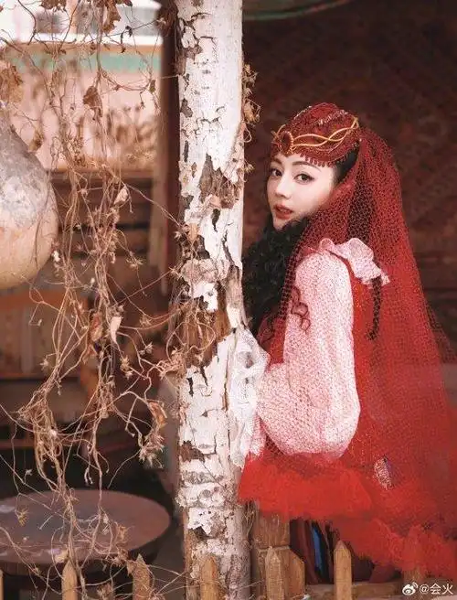 迪丽热巴春晚造型图释出 一袭艾德莱斯舞裙红火耀眼 期待今晚的《舞乐