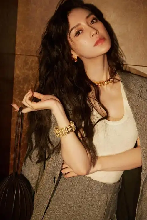 angelababy羊毛卷造型温柔优雅