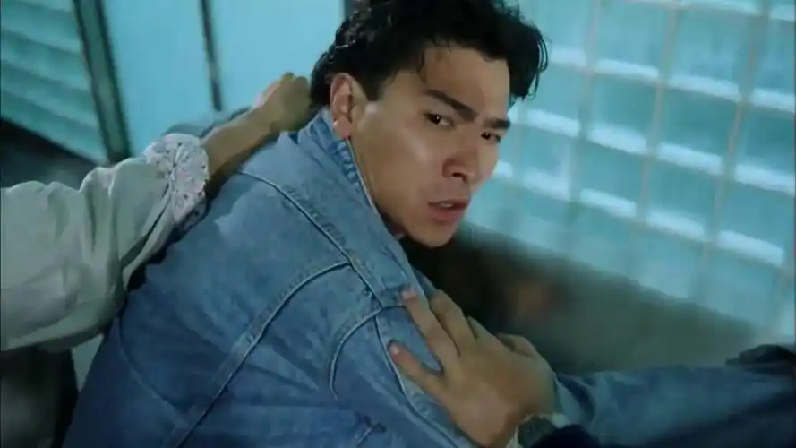 天若有情精彩片段赏析华仔看到倩莲突然出现竟然忘了咀嚼