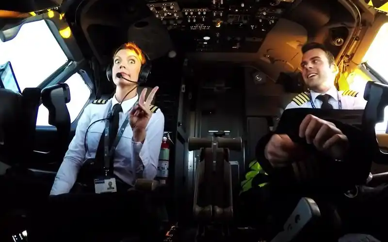 女机长开飞机!耶!