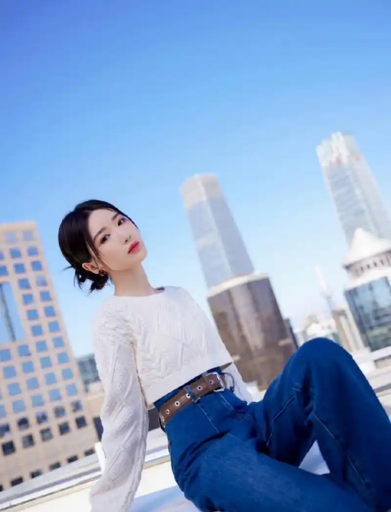 毛晓彤穿露脐毛衣搭配高腰牛仔裤,谁还说没有女人味?