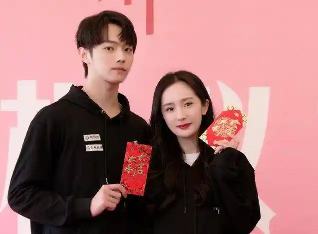 杨幂许凯同框路透,差9岁情侣感十足,二人五官优越身高差太有爱_徐凯