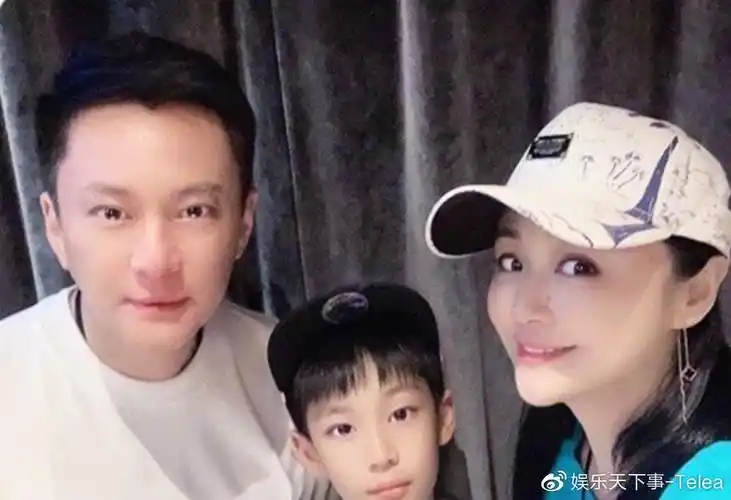 主持人曹颖为老公庆生,评论区批评不合适,本尊回应:没法选择