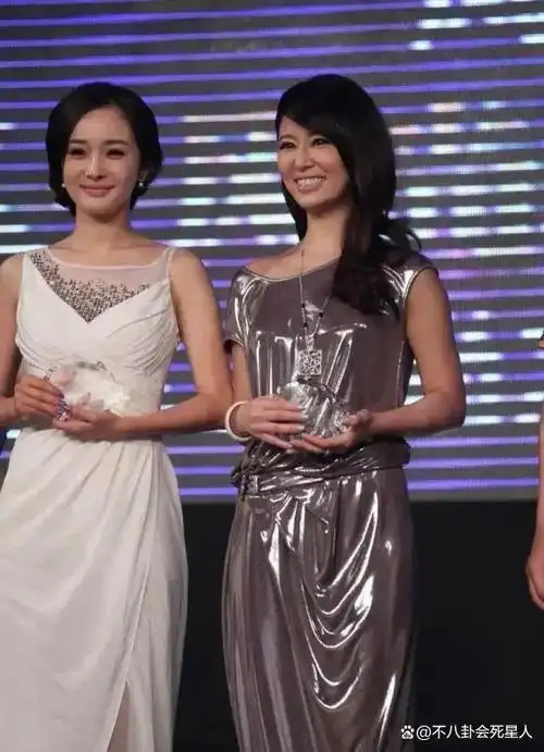 杨幂和众女星合照,和热巴合照显娇媚,和刘亦菲合照显黑