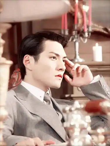 看到下面说帅哥没有人知道严宽吗我觉得是女娲炫技之作