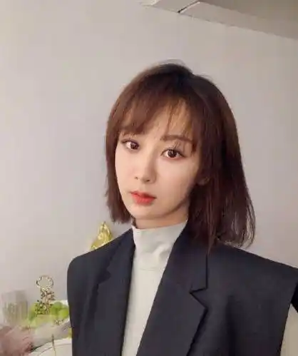 杨紫新戏造型曝光?万年"铁刘海"还在,看清剪掉的头发:这发量我酸了