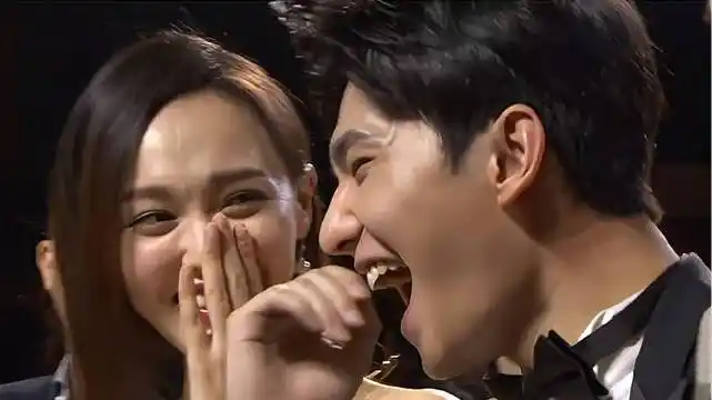 杨洋给粉丝录起床闹铃,唐嫣侧耳一听说了啥,捂嘴没眼看!