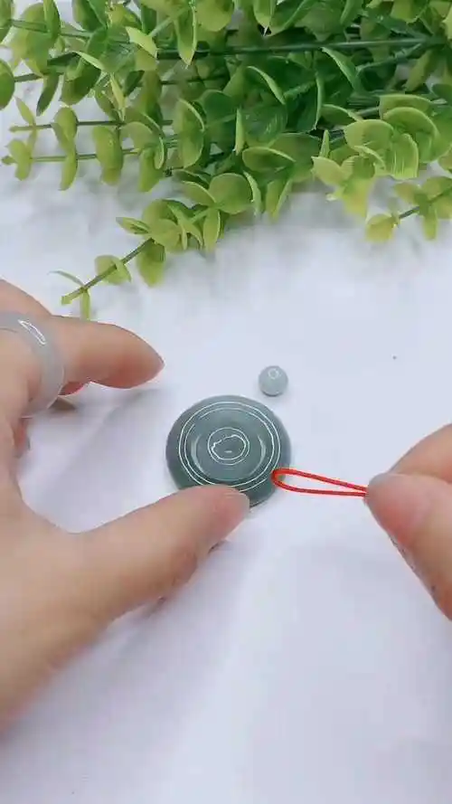 教你们一个子母扣的编绳方法,学会的赶快动手试一下吧