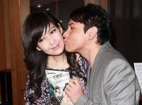 黄凯芹和周慧敏的关系不仅像张学友和陈慧娴,还像黎明和李嘉欣_演唱会