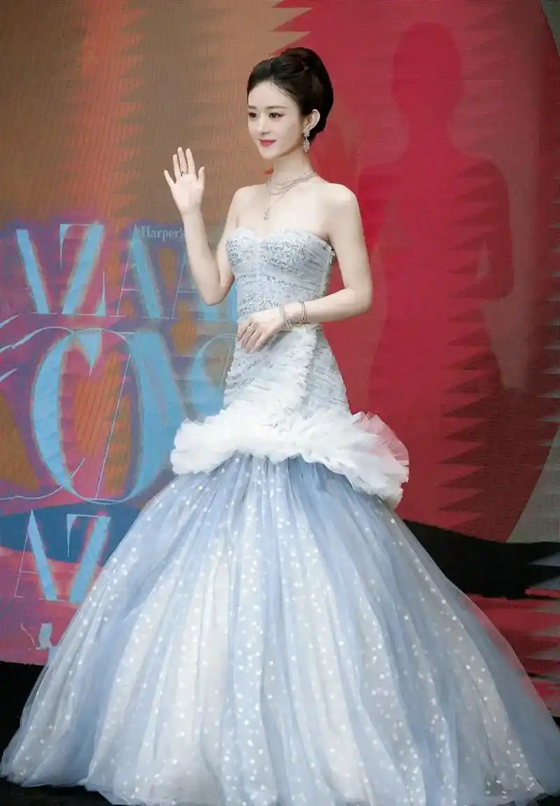 赵丽颖衣品越来越好了,这个银色抹胸礼服裙配盘发造型太美了,大气优雅