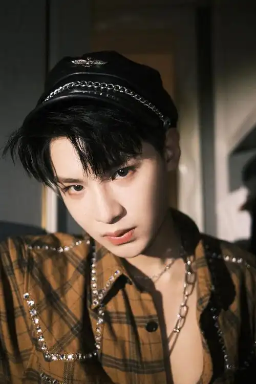 黄明昊不规则破洞皮裤##黄明昊freedom舞台