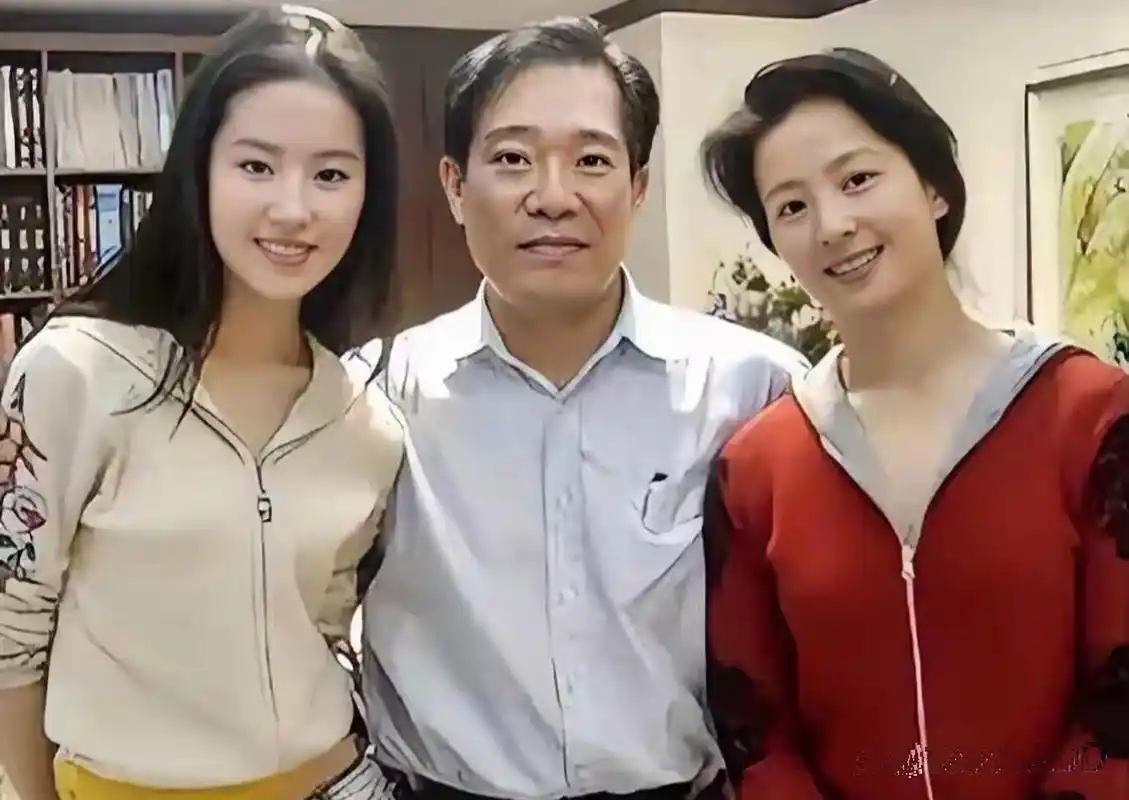 刘亦菲的全家照,真是遗传了爸妈的好模样