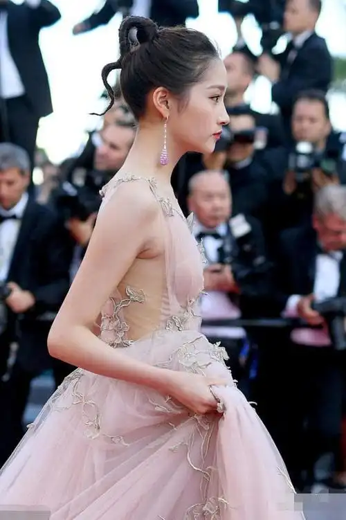 20岁关晓彤戛纳电影节走红毯,相比去年,有鹿晗的她更美了_网易订阅