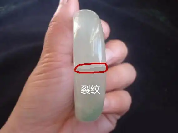 翡翠的裂纹和石纹一定要分清,不然上当了都不知道