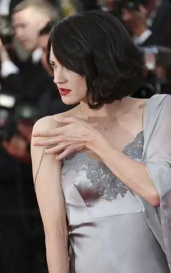 闭幕红毯上,女星艾莎-阿基多比一袭蕾丝礼服亮相,肩带不慎滑落,遭遇