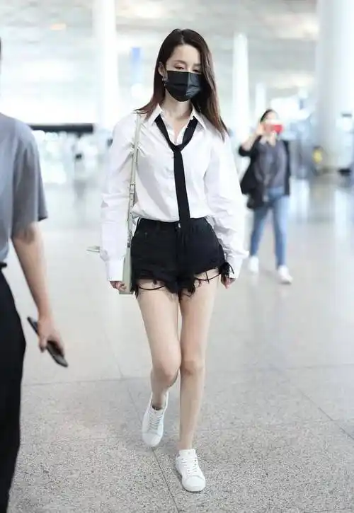 生活中的李沁好朴素啊,"白衬衫"配短裤知性清爽,素颜也不普通
