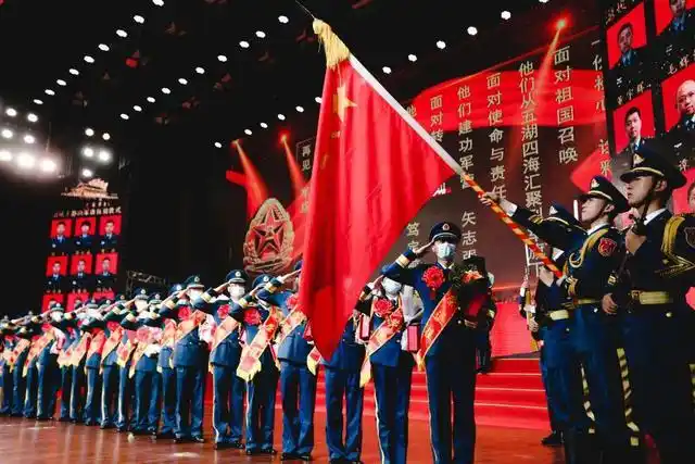 退役军人告别仪式:"离开时,我希望你能看着我!