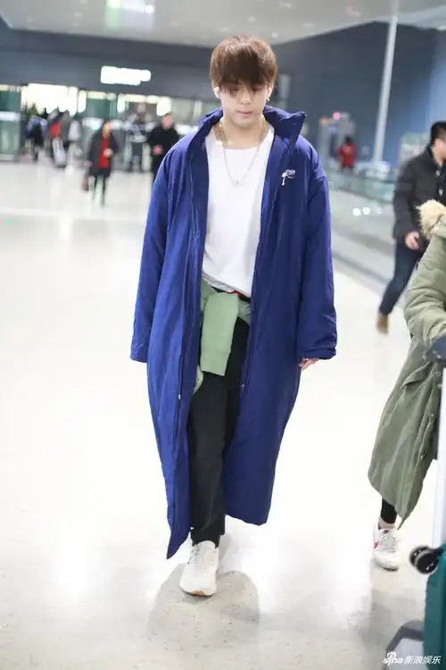 02 18:09:45 1 / 4 新浪娱乐讯 1月2日,曾舜晞现身上海机场.