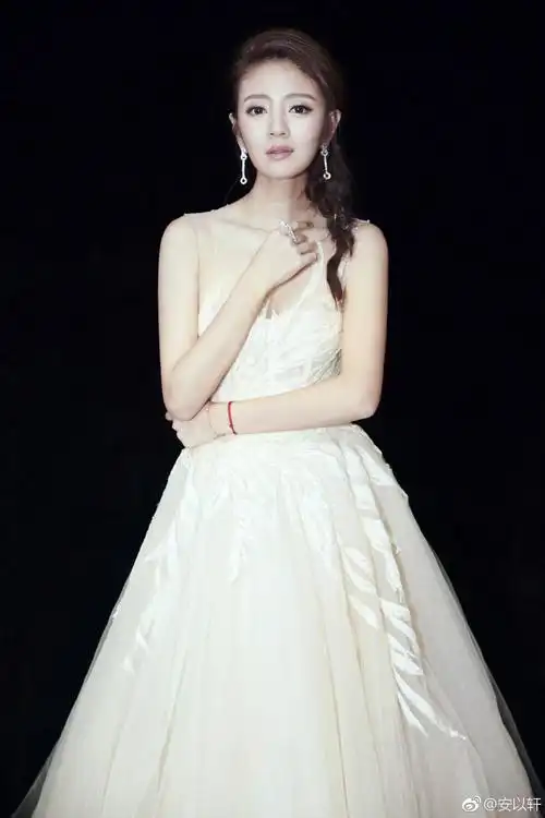 不管怎么看安以轩都是那么的有女神范,怪不得她会有那么多的粉丝