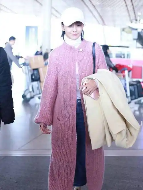 佟丽娅现身机场穿长款粉色针织衫太拉风了我也好想拥有一件