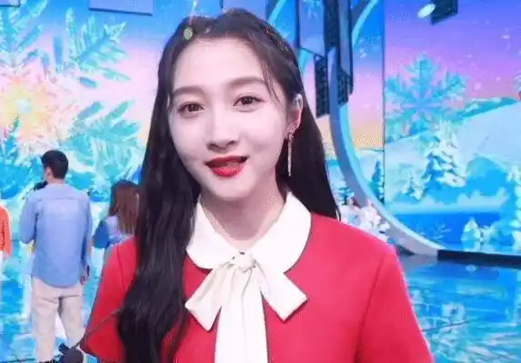 王俊凯等关晓彤彩排,迟到也不生气,小凯主动打招呼,生图也是巴掌脸